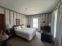 Strawtown Inn & Events Hotels in Pella