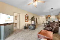 Caddy Corner Condo - Cozy Stay