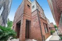 Skyline Views Rooftop Retreat Sleeps 8 - Homestays