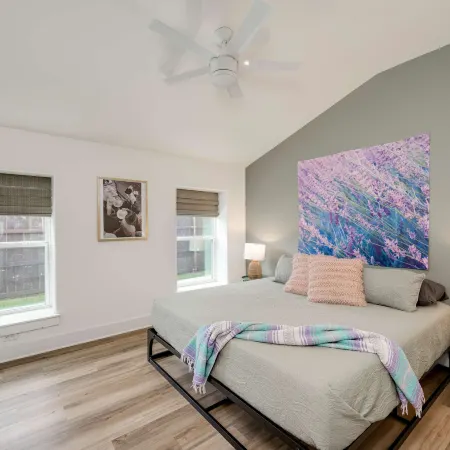 Modern 3 2  two kings   hot tub  fire pit  16min to wine trail  nearby Pickleball courts   pools