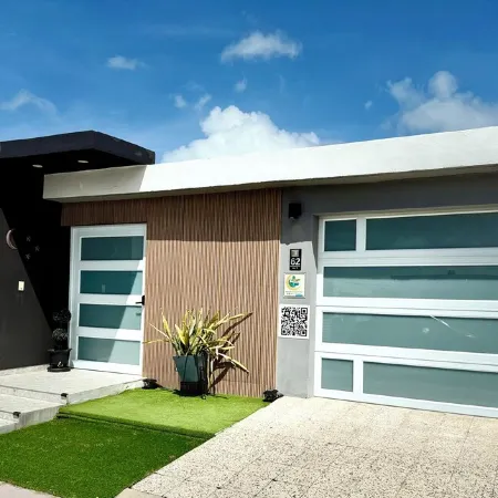 Family Fun/5 Min Airport & Beach/Jacuzzi, BBQ/Kids Pool,Ping Pong /Solar Panels
