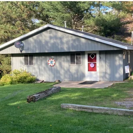 Clean cottage on the Eagle River Chain, dock, firewood, edge of town