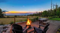 Edgefield Farmhouse by Avantstay 5-Acre Estate Private Trail Access + Hot Tub + Fire Pit + Views - 4-Star