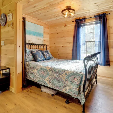 Fire Pit, Gas Grill! Bright Cottage By Devils Lake