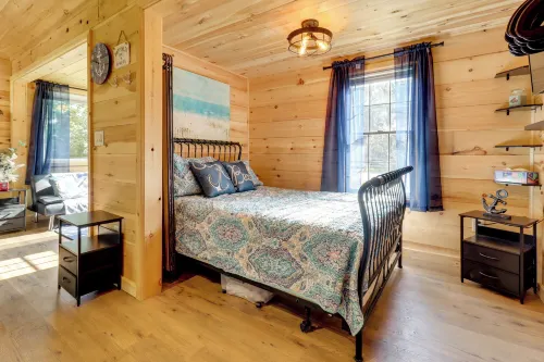 Fire Pit, Gas Grill! Bright Cottage By Devils Lake - Apartments