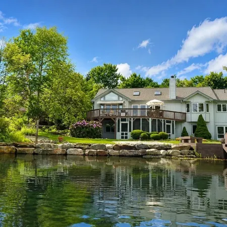 Luxury 5-Br Lakefront - Newly Renovated in 2026 - Private Hot Tub