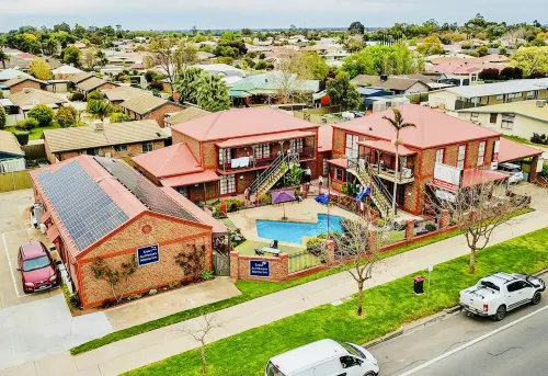 Early Australian Motor Inn - parking