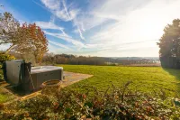 Far Heath House - Scenic Hot Tub Stay - 2-Star