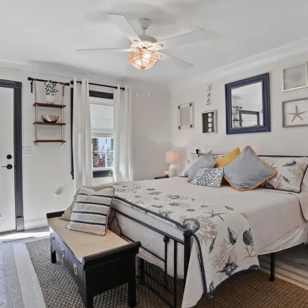 Historic Apt near river street and Broughton