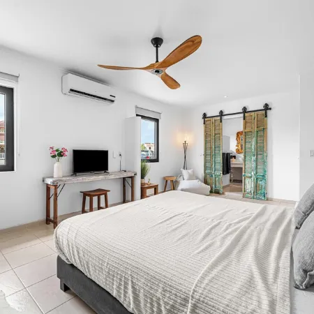 Charming apartment with AC in living, garden and walking distance to the ocean!