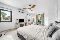 Charming apartment with AC in living, garden and walking distance to the ocean! - 2 estrellas