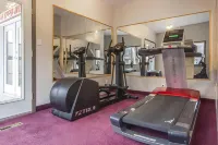 Econo Lodge Inn & Suites - parking