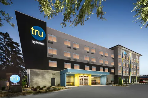 Tru by Hilton Savannah Midtown - Parkplatz