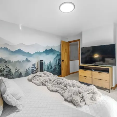 American Alps Lodge: Riverfront, Hot Tub, EV Charger, Game Room