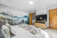 American Alps Lodge: Riverfront, Hot Tub, EV Charger, Game Room - 4-Star