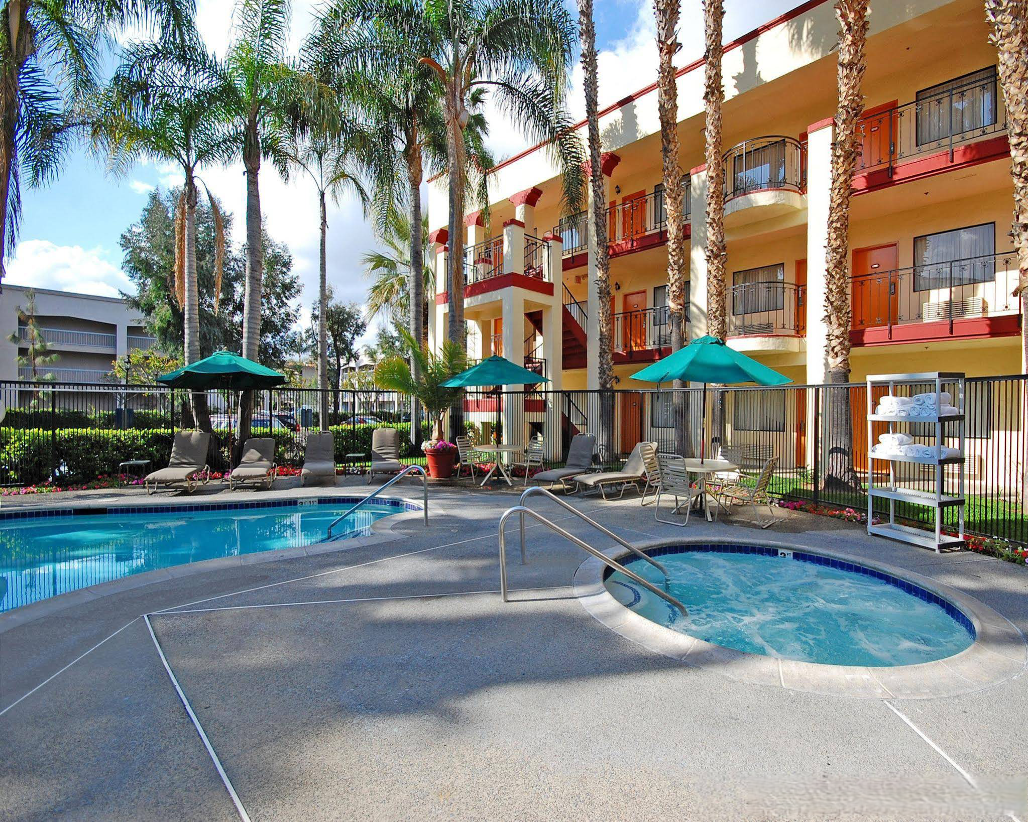 Comfort Inn & Suites Orange County John Wayne Airport