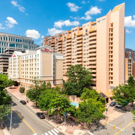 Hilton Garden Inn Arlington/Courthouse Plaza Отели рядом с достопримечательностью «Арлингтон-хаус»