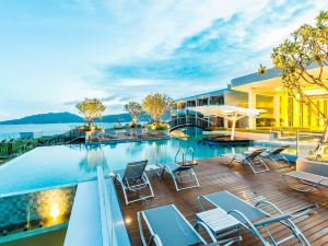 Crest Resort & Pool Villas