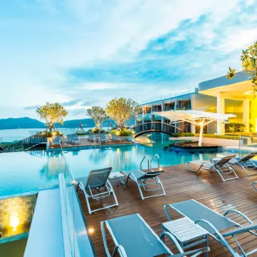 Crest Resort & Pool Villas Отели рядом с достопримечательностью «Пляж Мерлин»