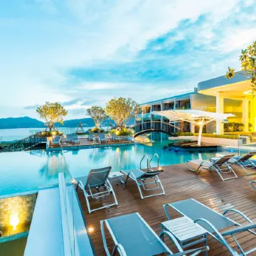 Crest Resort & Pool Villas Отели рядом с достопримечательностью «Пляж Мерлин»