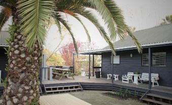 Hugo & Carters Backpackers & Motel