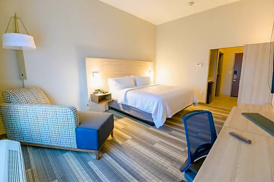 Holiday Inn Express and Suites Dayton East Beavercreek, an Ihg Hotel