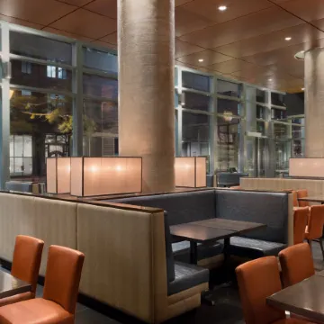Embassy Suites by Hilton Montreal Отели рядом с достопримечательностью «Базилика Св. Патрика»