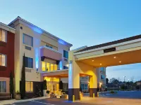 Holiday Inn Express & Suites Berkeley Hotel berhampiran Alma College