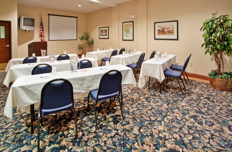 Holiday Inn Express & Suites Farmington by IHG photo 4