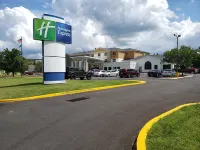 Holiday Inn Express Pittsburgh-North (Harmarville) by IHG - Parkplatz
