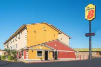 Super 8 by Wyndham San Antonio/I-35 North Hotels in Windcrest