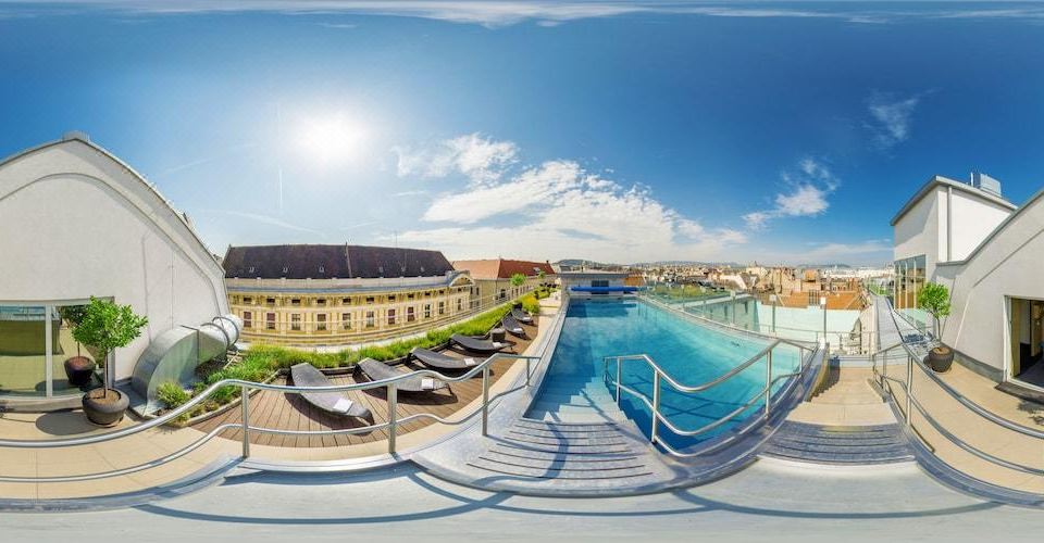 컨티넨털 호텔 자라의 실내 수영장 모습