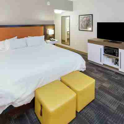 Hampton Inn & Suites West Morgantown University Towne Centre Rooms