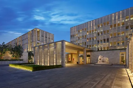 The Lodhi – A Member of the Leading Hotels of the World Отели рядом с достопримечательностью «Нешнел Сайенс Сентр, Дели»