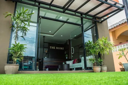 The Rooms Residence Отели рядом с достопримечательностью «Lak Muang Bureau of Monks»
