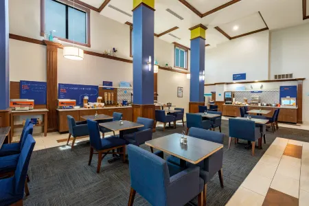 Holiday Inn Express & Suites North East (Erie I-90 Exit 41) Отели в г. Мина