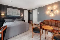 Kjøbmandsgaarden Hotel فنادق في Mandal