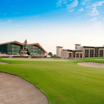 VOGO Abu Dhabi Golf Resort & Spa formerly Westin Abu Dhabi Golf Resort & Spa Отели рядом с достопримечательностью «Пристань для яхт Яс»