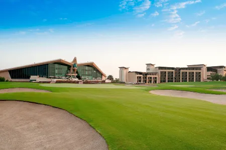 VOGO Abu Dhabi Golf Resort & Spa formerly Westin Abu Dhabi Golf Resort & Spa Отели рядом с достопримечательностью «Мечеть шейха Зайда»