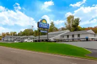 Days Inn & Suites by Wyndham Wisconsin Dells