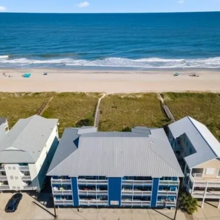 Ocean Vibes 4 Bedroom Home by RedAwning