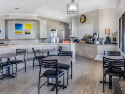 Days Inn & Suites by Wyndham Huntsville Hotels in Walker County