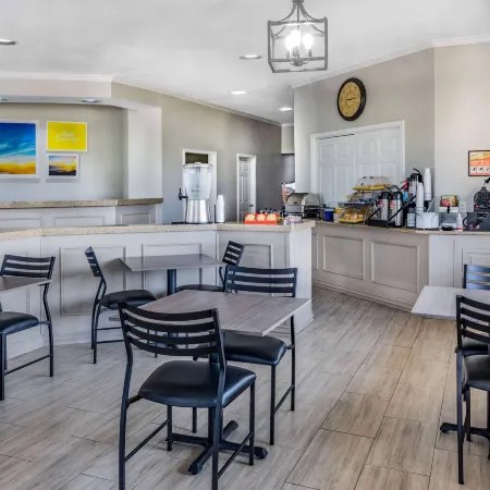 Days Inn & Suites by Wyndham Huntsville