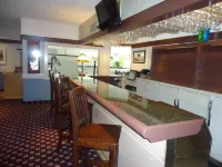 Ramada by Wyndham Trenton - bars