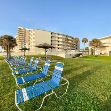 Ocean Court Beachfront Hotel Отели рядом с достопримечательностью «Торговый центр Destination Daytona»