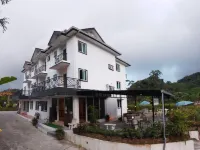 Rovers Inn Guesthouse - Age 11 and above Only