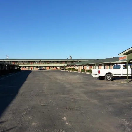 Econo Lodge Inn & Suites