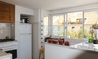 Quiet and Sunny central Lisbon apartment
