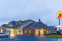 Super 8 by Wyndham Reedsburg Hotels in der Nähe von Seats Inc