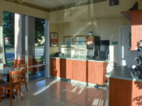 エコノ ロッジ イン & スイーツ クリアウォーター セントラル クリアウォーターのホテル